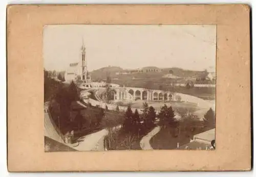 Fotografie unbekannter Fotograf, Ansicht Lourdes, Blick nach der Kirche