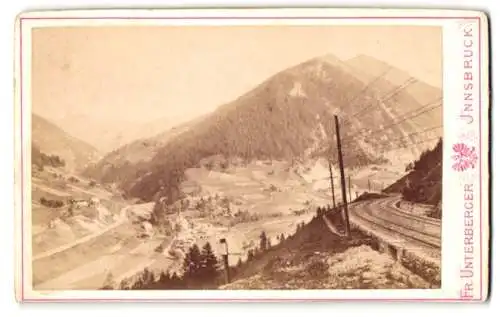 Fotografie Fr. Unterberger, Innsbruck, Ansicht St. Jodok, Schmirntal mit Brennerbahn