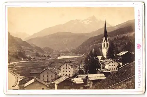 Fotografie Fr. Unterberger, Innsbruck, Ansicht Sölden, Blick in den Ort mit Kirche und Alpenpanorama