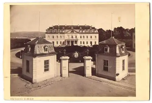 Fotografie C. Spielmann, Neuwied, Ansicht Neuwied, Blick auf das Schloss mit Haupteingang und Wappen