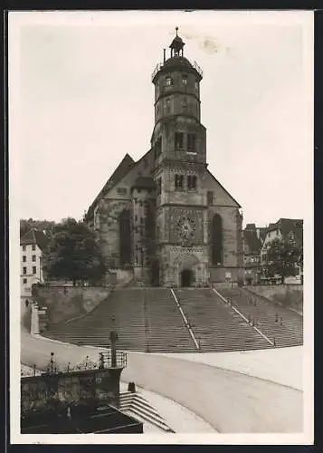 Foto-AK Deutscher Kunstverlag, Nr. 8: Schwäbisch Hall, Stadtkirche St. Michael, Im Vordergrunde Fischbrunnen und Pranger