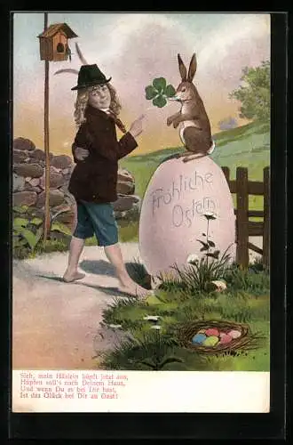AK Osterhase mit Kleeblatt auf einem Ei, junger Bursche zeigt erfreut auf das Blatt