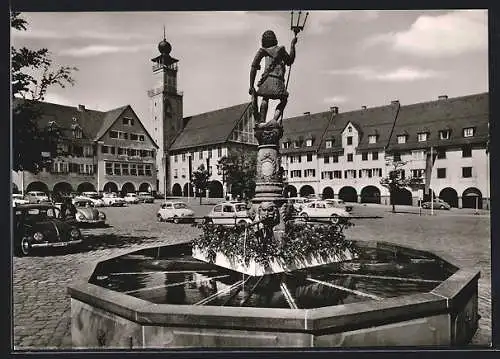 AK Freudenstadt /Schwarzwald, Oberer Marktplatz mit Rathaus und Marktbrunnen, VW-Käfer