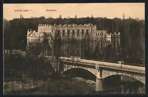 AK Görlitz, Stadthalle mit Flusspartie und Brücke