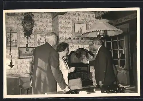 Foto-AK Wittmund, Sozialminister Partzsch in einer ostfriesischen Stube, Besuch 1962