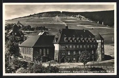 AK Oberwiesenthal, Kreisheim mit Strasse und Umgebung aus der Vogelschau