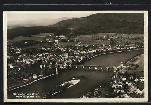 AK Säckingen am Rhein, Fliegeraufnahme der gesamten Stadt mit der Brücke über den Rhein