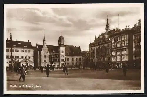 AK Halle / Saale, Marktplatz mit Passanten