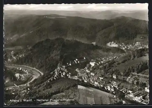 AK Altena i. Westf., Ortsansicht mit Bergen vom Flugzeug aus