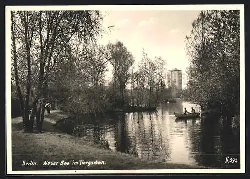 AK Berlin-Tiergarten, Grosser Tiergarten, Neuer See im Tiergarten, Ruderboot