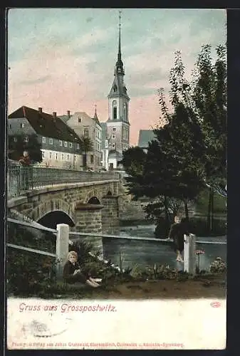 AK Grosspostwitz, Knaben an der Brücke, Blick zur Kirche