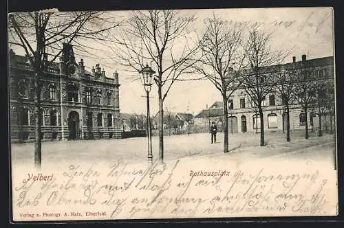 AK Velbert, Rathausplatz mit Mann