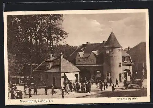 AK Neuruppin, Passanten am Rheinsbergertor