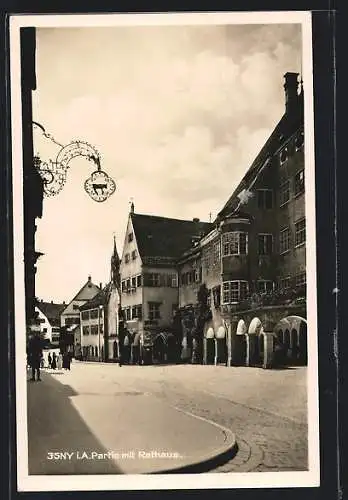 AK Isny i. A., Strassenpartie mit Rathaus