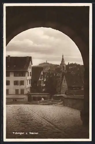 AK Tübingen /Neckar, Strassenpartie mit Ortsblick, durch ein Tor gesehen