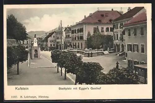 AK Kufstein, Stadtplatz mit Eggers Gasthof und Denkmal