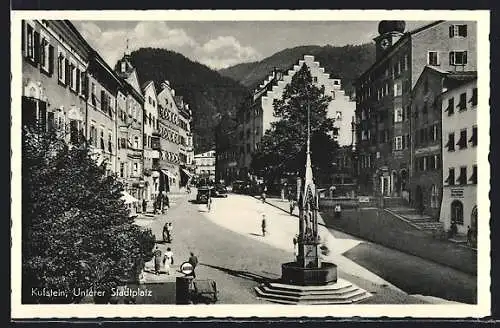 AK Kufstein, Unterer Stadtplatz mit Denkmal und Zapfsäule