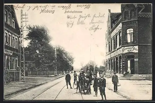 AK Misburg, Bahnhofstrasse mit Gasthof zum Freihof und Geschäftshaus Hermann Stolle, Kindergruppe