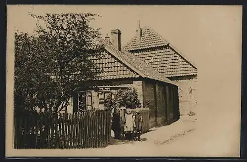 Foto-AK Anderten, Familie vor dem Gehöft Rade