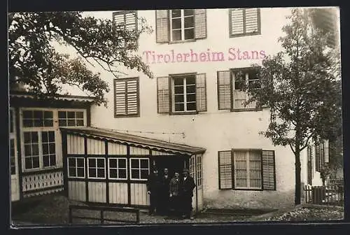 Foto-AK Stans, Die Betreiber vor dem Tirolerheim