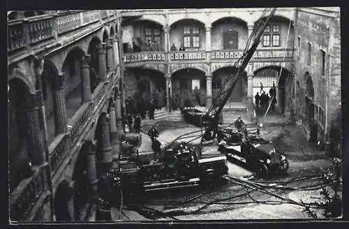 AK Stuttgart, Brand des alten Schlosses 1931, Innehof