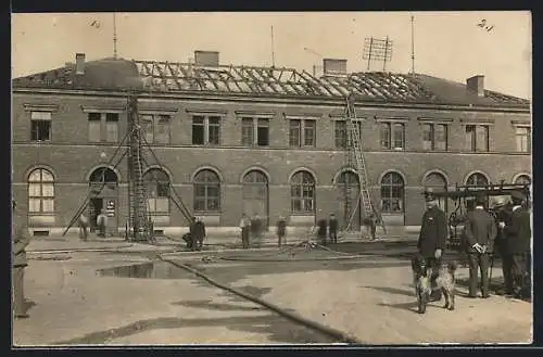 Foto-AK Regensburg, Feuerwehr im Einsatz, Übernachtungsgebäude für Lehrpersonal vom Lahnhof