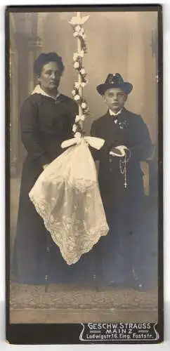 Fotografie Geschw. Strauss, Mainz, Ludwigstr. 16, Mutter mit ihrem Sohn zur Kommunion und grosser Kerze