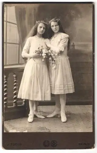 Fotografie J. Fuchs GmbH, Berlin, zwei junge Mädchen zur Kommunion in weissen Kleidern mit Haarschmuck