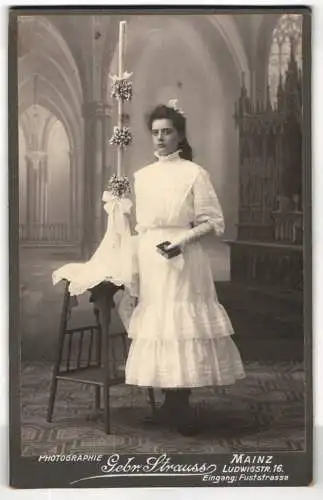 Fotografie Gebr. Strauss, Mainz, Ludwigstr. 16, junge Frau im weissen Kleid mit grosser Kerze, Kommunion