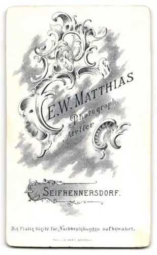 Fotografie E. W. Matthais, Seifhennersdorf, junges Brautpaar im schwarzen Hochzeitskleid und Anzug