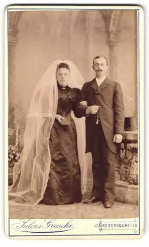 Fotografie Julius Grusche, Neugersdorf i. S., sächsisches Brautpaar im schwarzen Hochzeitskleid mit Schleier und Anzug