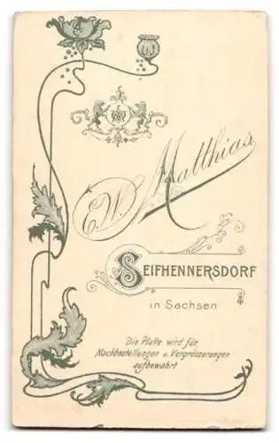 Fotografie E. W. Matthais, Seifhennersdorf, sächsisches Hochzeitspaar im verzierten Hochzeitskleid und im Anzug