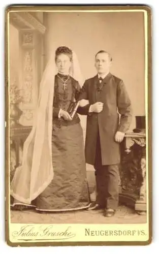 Fotografie Julius Grusche, Neugersdorf i. Sa., junges Hochzeitspaar im schwarzen Brautkleid und im Anzug nebst Zylinder