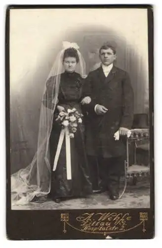 Fotografie A. Wehle, Zittau i. Sa., Ehepaar am Hochzeitstag im schwarzen Brautkleid mit Schleier und im Anzug