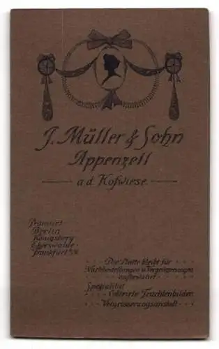 Fotografie J. Müller & Sohn, Appenzell, Hofwiese, Ehepaar im schwarzen Brautkleid und im Anzug