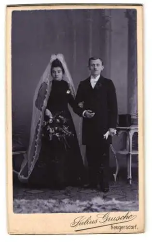 Fotografie Julius Grusche, Neugersdorf, Ehepaar am Hochzeitstag im schwarzen Brautkleid und im Anzug mit Zylinder