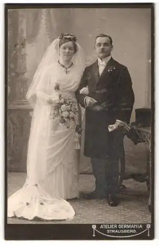 Fotografie Atelier Germania, Strausberg, Eheleute am Hochzeitstag im Brautkleid und im Anzug mit Zylinder