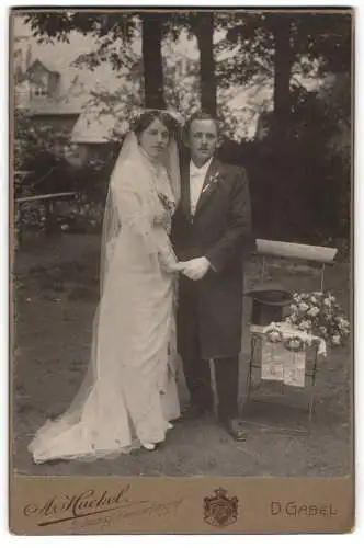 Fotografie A. Hackel, Deutsch Gabel, Brautpaar Frieda und Franz Luh am Hochzeitstag im Brautkleid und Anzug, 1914
