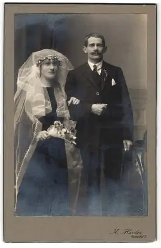 Fotografie A. Harder, Rorschach, schweizer Ehepaar am Hochzeitstag im schwarzen Brautkleid und Anzug