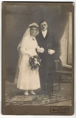 Fotografie August Kersten, Siebenlehn, Ehepaar im Hochzeitskleid und im Anzug mit Chapeau Claque