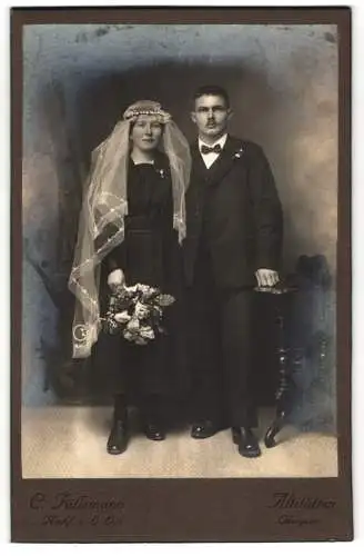 Fotografie C. Jüllmann, Altstätten, Brautpaar im schwarzen Hochzeitskleid mit Schleier und im Anzug