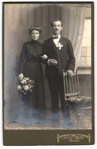 Fotografie Friedr. Müller, Buchs, Hochzeitspaar im schwarzen Brautkleid mit Haarschmuck und im Anzug