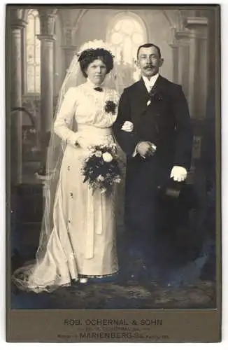 Fotografie Rob. Ochernal & Sohn, Marienberg i. Sa., sächsisches Brautpaar im Hochzeitskleid und im Anzug
