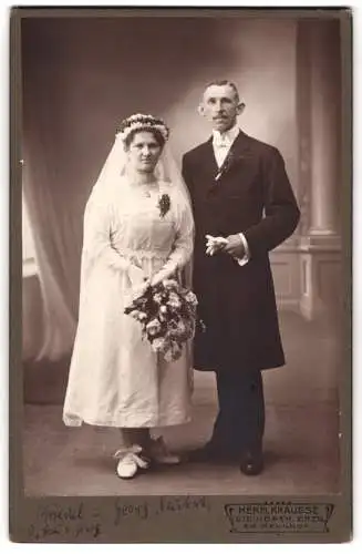 Fotografie Herm. Krausse, Steinbach i. Erzg., Ehepaar Friedel & Georg Neuberzt im Hochzeitskleid und im Anzug