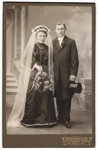 Fotografie Herm. Krausse, Steinbach i. Erzg., junges Ehepaar Linda & Bruno am Hochzeitstag im schwarzen Brautkleid