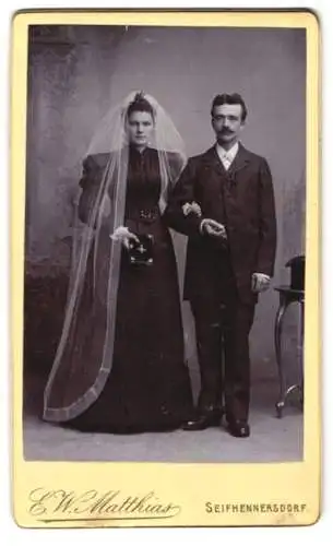 Fotografie E. W. Matthais, Seifhennersdorf, sächsisches Brautpaar im schwarzen Hochzeitskleid mit Schleier