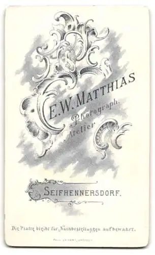 Fotografie E. W. Matthais, Seifhennersdorf, sächsisches Brautpaar im schwarzen Hochzeitskleid mit Schleier