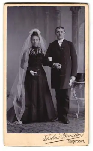 Fotografie Julius Grusche, Neugersdorf i. Sa., Brautpaar aus Sachsen im schwarzen Hochzeitskleid und Anzug
