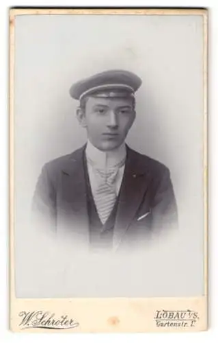 Fotografie W. Schröter, Löbau i. Sa., Gartenstr. 1, junger Student im Anzug mit Couleur an der Schirmmütze