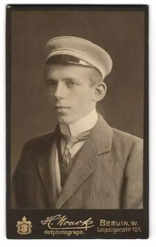 Fotografie H. Noack, Berlin, junger Student Ernst Wesenberg im Nadelstreifenanzug mit Couleur und Schirmmütze,1909